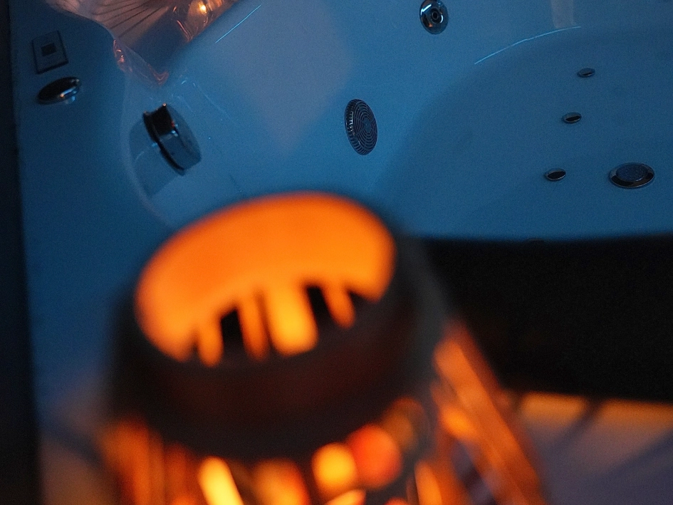 Fotografía de un Jacuzzi que forma parte del servicio de “Ewa Couple Experience” para posteriormente recibir un masaje íntimo altamente excitante.