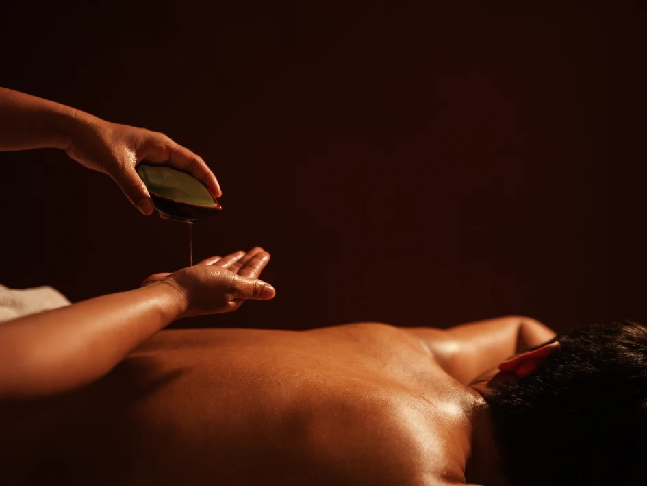 Fotografía de un masajista realizando un servicio de “Masaje Tantra Gay”